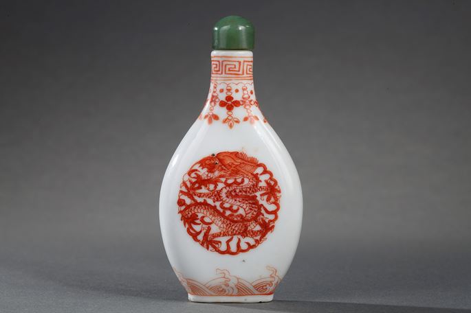 Snuff bottle jade nephrite finely engraved with brocade (very well hollowed) (small white spot !!) | MasterArt